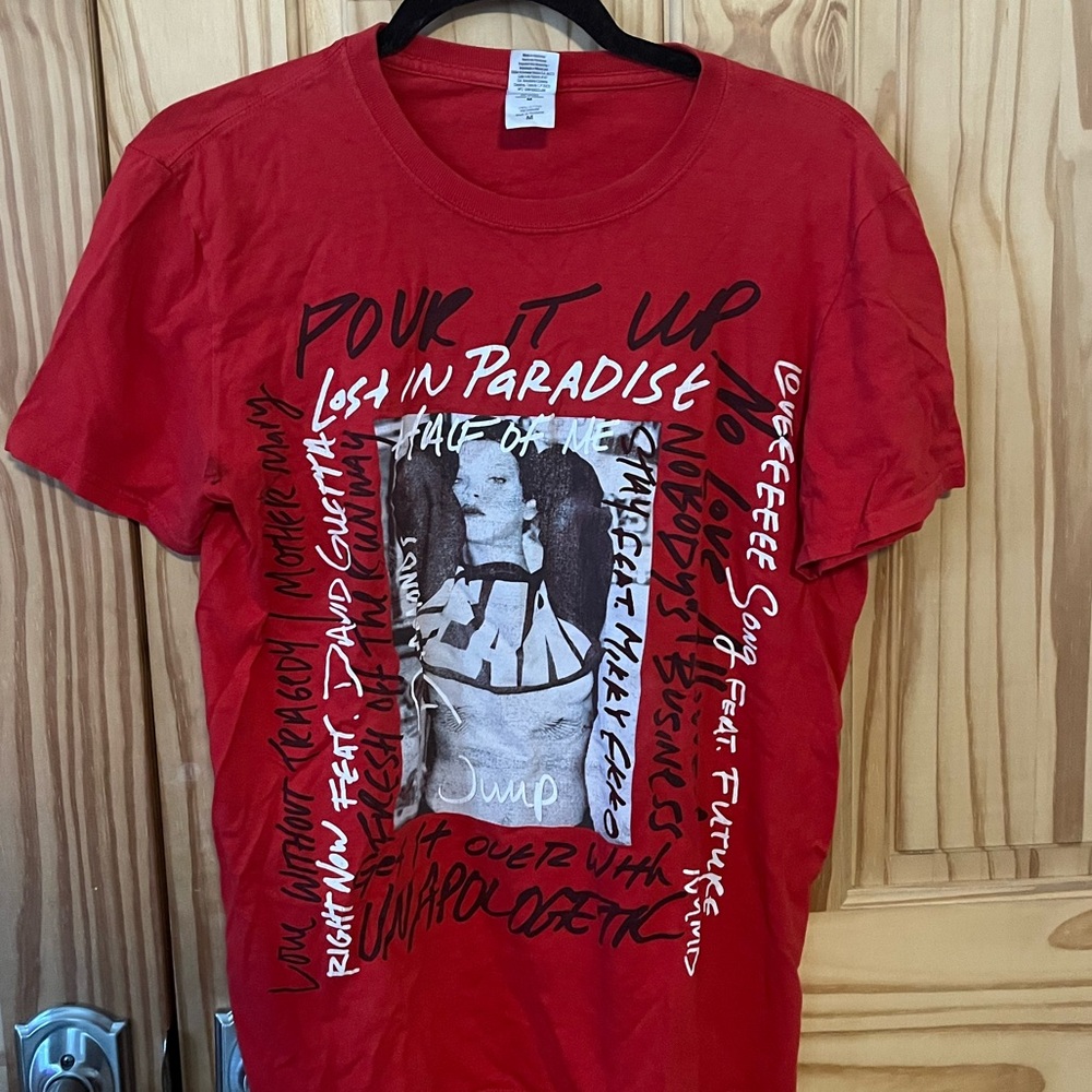 Pour it up, Lost in Paradise, Rhianna Tour